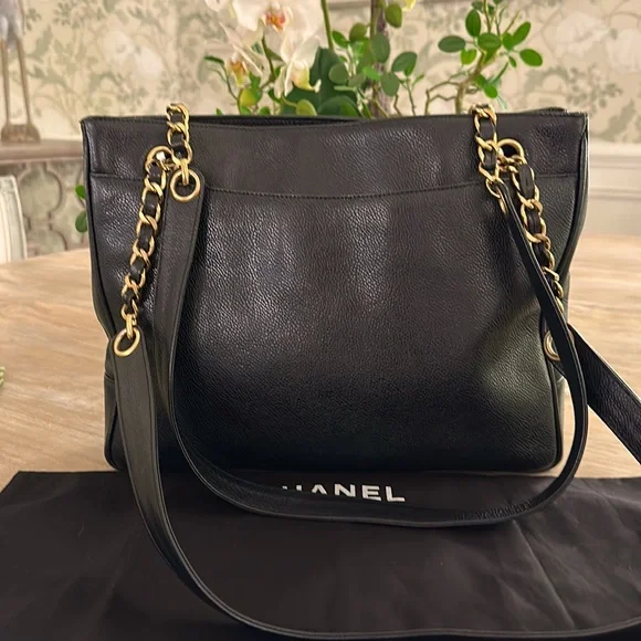CHANEL AUTHENTIC CAVIAR Black Shoulder Bag with Iconic CC Logo and Gold Chain - Picture 3 of 7